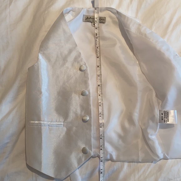 Boys Formal white tuxedo vest set. Size 4/5 - Picture 3 of 4